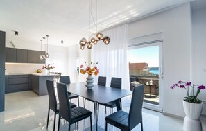 Dining - Stunning apartment in Kastel Gomilica (Kastel Gomilica)
