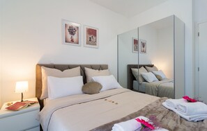 3 bedrooms, in-room safe, iron/ironing board, free WiFi - Stunning apartment in Kastel Gomilica (Kastel Gomilica)