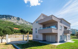 Exterior - Stunning apartment in Kastel Gomilica (Kastel Gomilica)