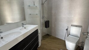 Bruser, bidet, håndklæder, Toiletpapir