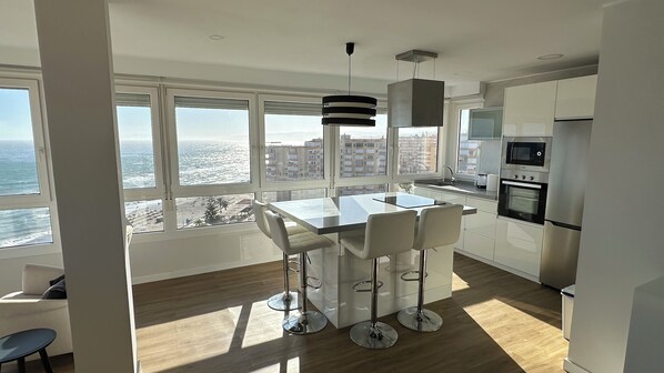 Køleskab, mikrobølgeovn, ovn, kogeplade