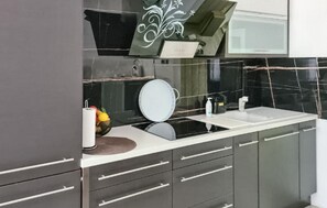 Fridge, oven, stovetop, coffee/tea maker