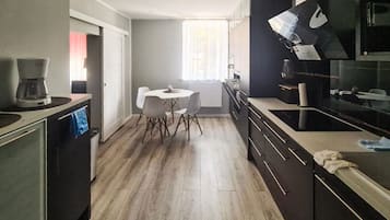 Geladeira, fogão, cooktop, cafeteira/chaleira