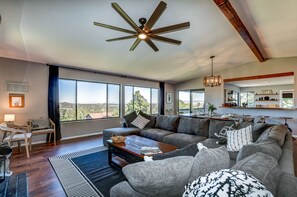 Smart TV, fireplace, video games, books - Lookout Lodge: Views, Spacious, Updated, <10 mins to DT, Game Room, EV charger (Prescott)