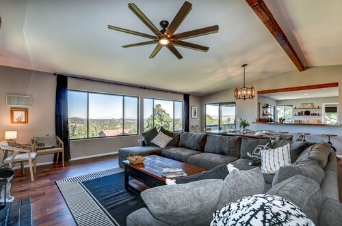 Lookout Lodge: Views, Spacious, Updated, <10 mins to DT, Game Room, EV charger