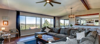 Lookout Lodge: Views, Spacious, Updated, <10 mins to DT, Game Room, EV charger