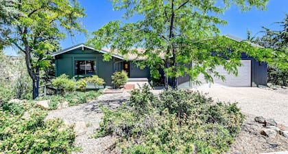 Lookout Lodge: Views, Spacious, Updated, <10 mins to DT, Game Room, EV charger