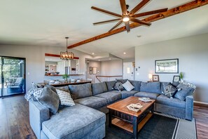 Smart TV, fireplace, video games, books - 5BR Group Escape • Game Room • Views • Sleeps 12 • 10 mins to DT • EV charger (Prescott)