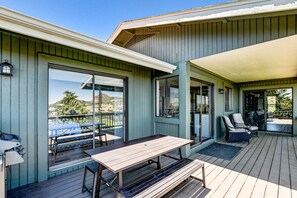 Outdoor dining - Lookout Lodge: Views, Spacious, Updated, <10 mins to DT, Game Room, EV charger (Prescott)