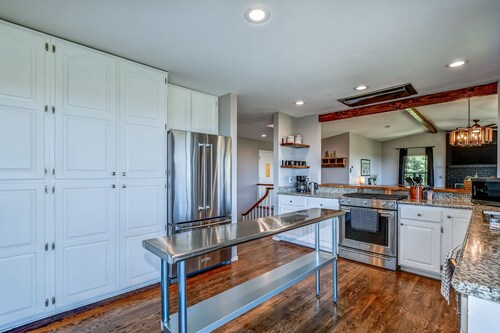 5BR Group Escape • Game Room • Views • Sleeps 12 • 10 mins to DT • EV charger