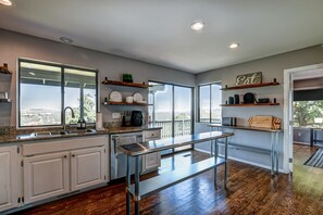 Fridge, microwave, oven, stovetop - Lookout Lodge: Views, Spacious, Updated, <10 mins to DT, Game Room, EV charger (Prescott)