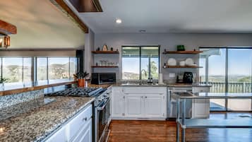 Køleskab, mikrobølgeovn, ovn, kogeplade