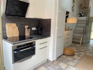 Réfrigérateur, micro-ondes, four, plaque de cuisson