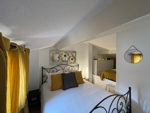 2 bedrooms, iron/ironing board, travel cot, free WiFi