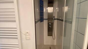 Douche, sĂšche-cheveux, serviettes fournies, papier toilette