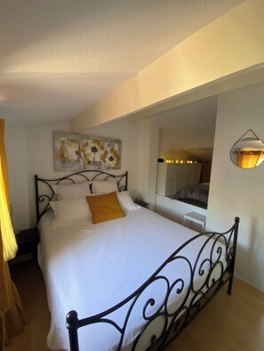 2 dormitorios, tabla de planchar con plancha, cuna de viaje