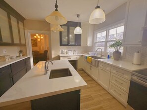 Private kitchen - cozy house walk to Falls (Niagara Falls)