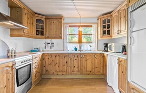 Kjøleskap, kokeplater og kaffetrakter/tekoker