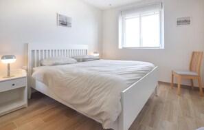 3 bedrooms, free WiFi, bed sheets - 3 bedroom awesome home in Créances (Créances)