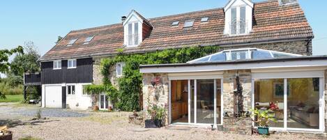 المنشأة من الخارج