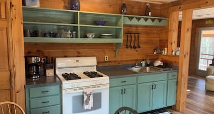 Charmingly updated 2 bed cabin with WiFi in Rangeley Maine