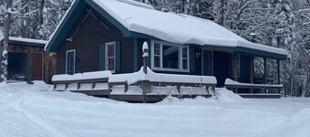 Charmingly updated 2 bed cabin with WiFi in Rangeley Maine