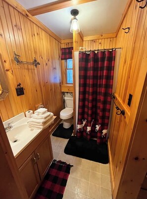 淋浴设施、吹风机、毛巾、卫生纸