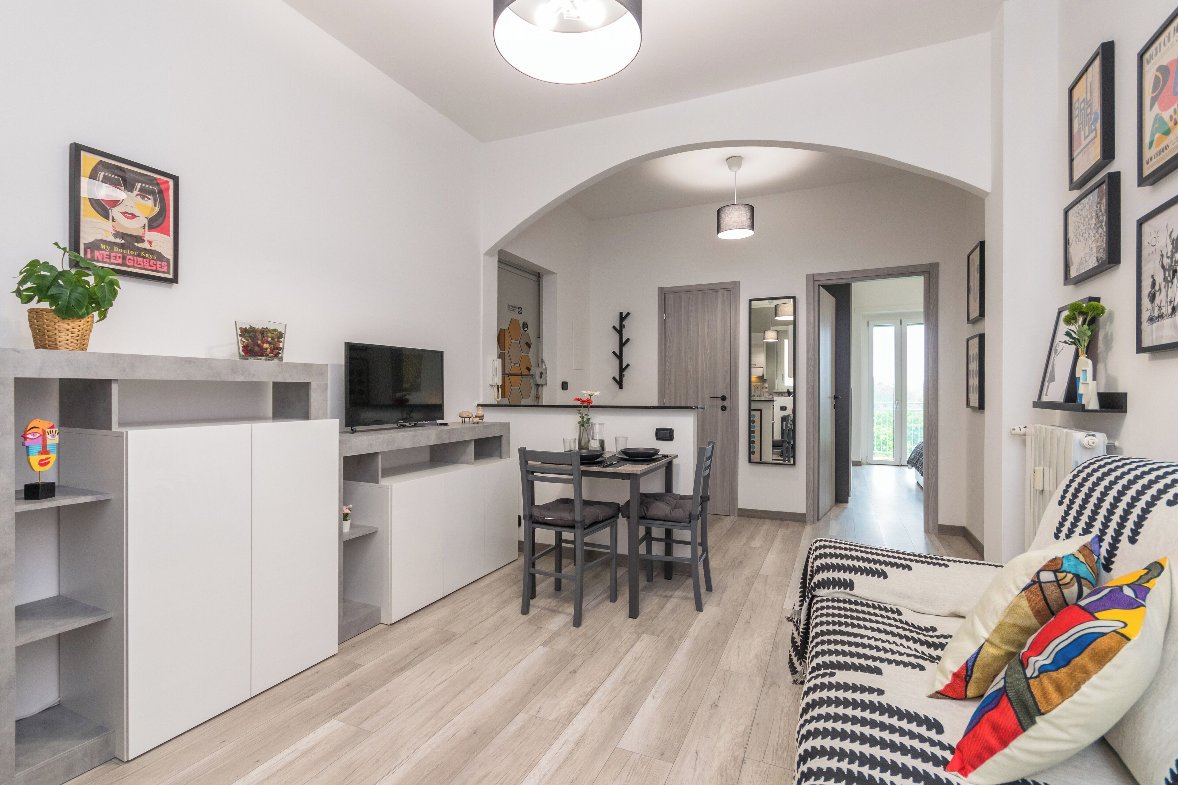 아파트, 발코니 | 거실 공간 | 디지털 채널 시청이 가능한 35인치 TV