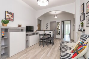 Apartment, Balcony | Living area | 35-inch TV with digital channels - Il Rifugio del Viaggiatore (Turin)