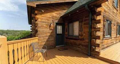 Cozy 3-bdrm cabin in Warrens with AC WiFi and a beautiful view off the back deck