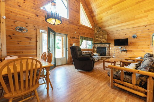 Cozy 3-bdrm cabin in Warrens with AC WiFi and a beautiful view off the back deck
