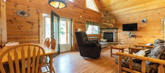 Cozy 3-bdrm cabin in Warrens with AC WiFi and a beautiful view off the back deck