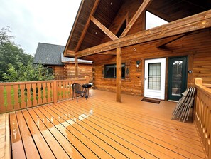 Terrace/patio - Cozy 3-bdrm cabin in Warrens with AC WiFi and a beautiful view off the back deck (Warrens)