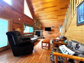 Smart TV - Cozy 3-bdrm cabin in Warrens with AC WiFi and a beautiful view off the back deck (Warrens)