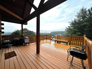 Terrace/patio - Cozy 3-bdrm cabin in Warrens with AC WiFi and a beautiful view off the back deck (Warrens)