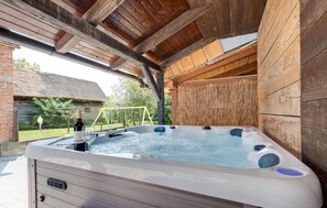 Bañera de hidromasaje al aire libre