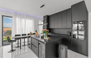 Kylskåp, ugn, spishäll och diskmaskin