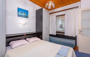 2 bedrooms, iron/ironing board, free WiFi, bed sheets