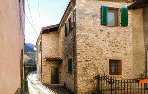 Property grounds - Awesome home in Castagnetoli (Castagnetoli)