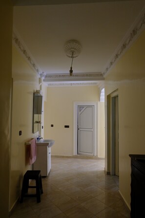 提供毛巾、廁紙