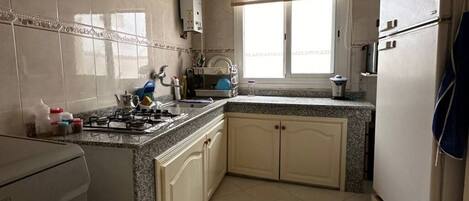 Refrigerador, placa de cocina, utensilios de cocina