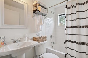 Douche, sèche-cheveux, serviettes fournies