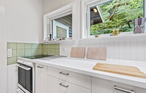 Kjøleskap, kokeplater, oppvaskmaskin og kaffetrakter/tekoker