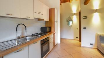 Frigorífico y placa de cocina