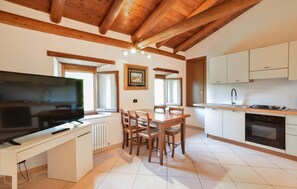 Fridge, stovetop, cookware/dishes/utensils - Beautiful apartment in Marzabotto (Marzabotto)