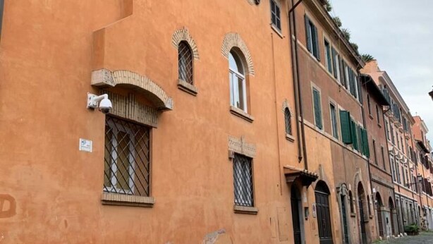 A narrow cobblestone street lined with historic buildings featuring arched windows and balconies. - Suites in Rome 2 - Appartament (Rome)
