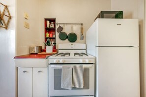 Geladeira, micro-ondas, fogão, cooktop