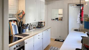 KĂŒhlschrank, Ofen, Wasserkocher mit Kaffee-/Teezubehör