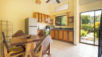 Refrigerador, microondas, parrilla de estufa y cafetera y tetera