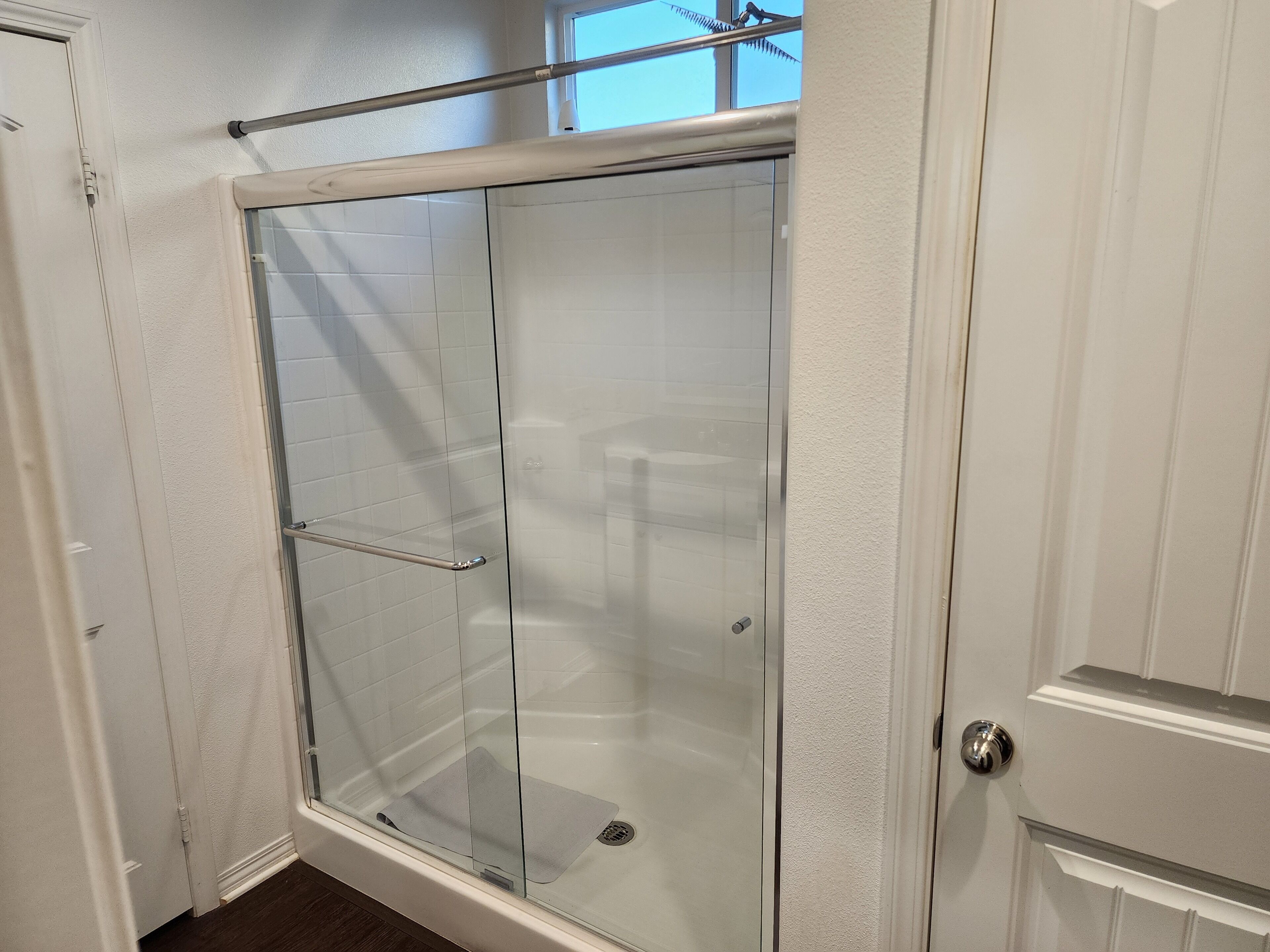 Toallas, jabón, shampoo, papel higiénico